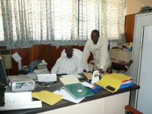 BSF_5-_Daouda_Alkousseini_biologiste_et_le_responsable_de_la_pharmacie - Copie