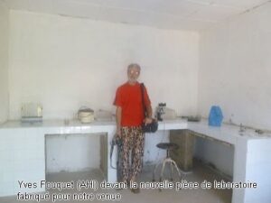 BSF_Centre_sante_kafoutine_05_Y. Fouquet au labo tt juste fini