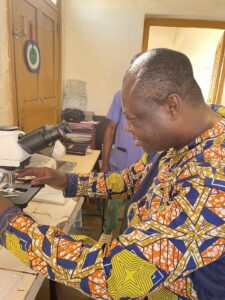 Dr Kuate╠ü teste le nouveaau microscope