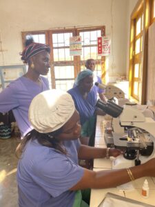 techniciennes au microscope